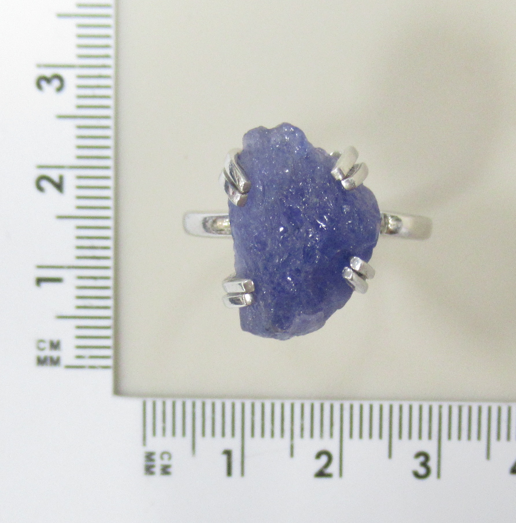 Серебряное незамкнутое кольцо с танзанитом